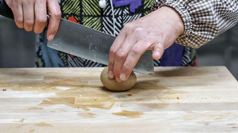 slicing egg